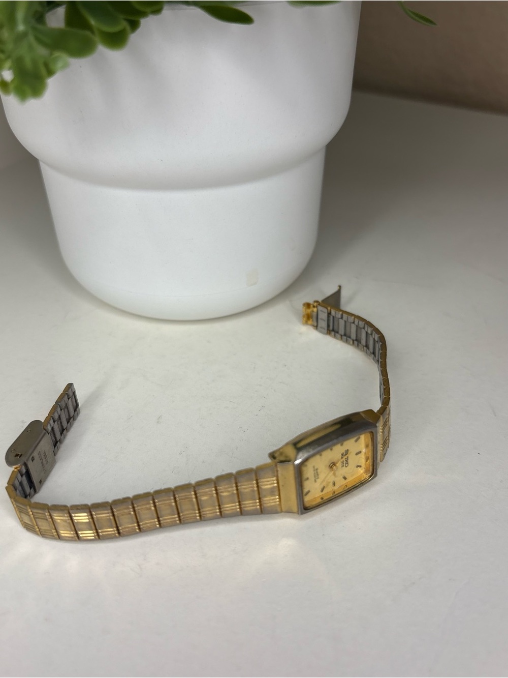 Vintage Seiko Women's Two-Tone Quartz Watch Black Dial Gold Silver Tone